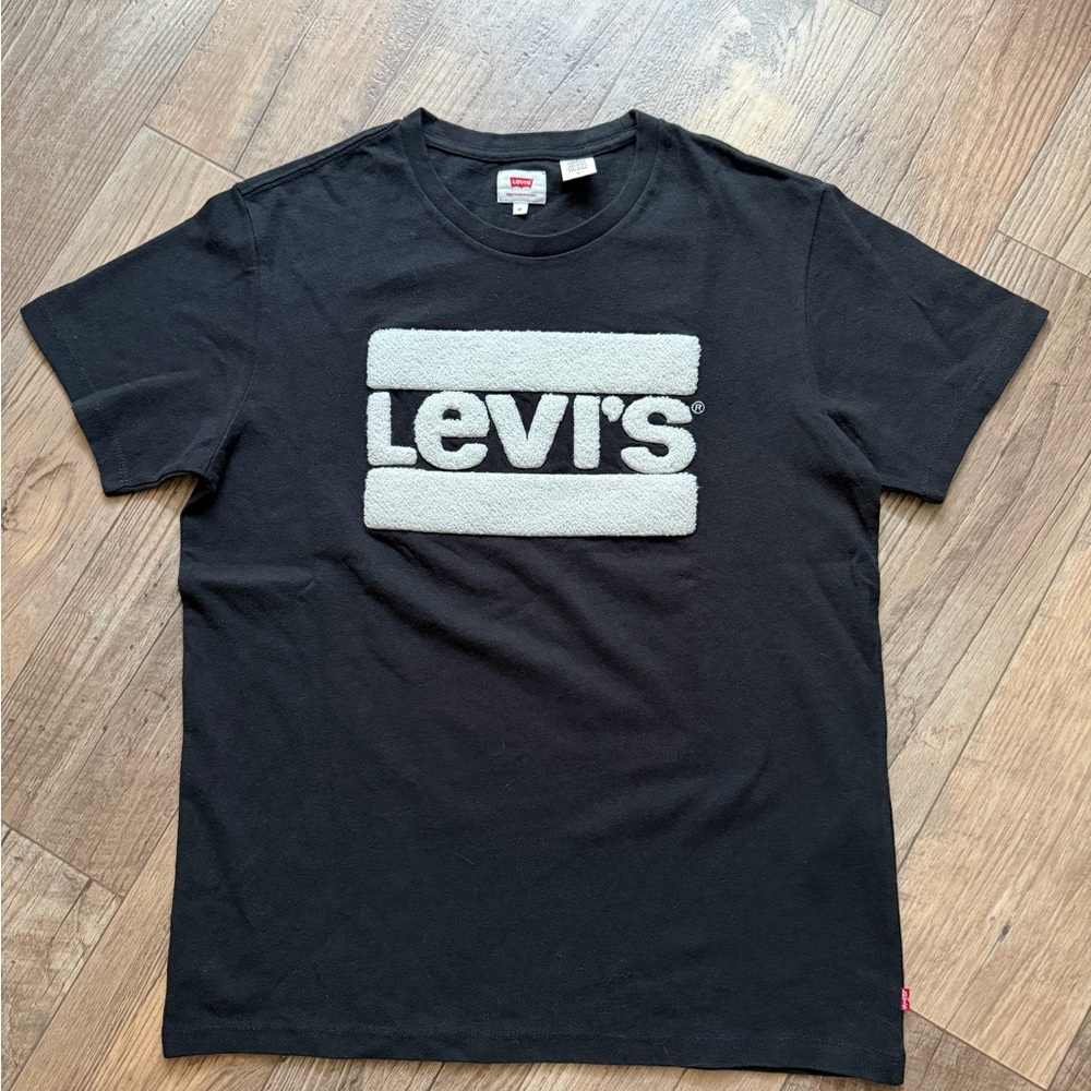 Levi's Men's Black and White Sherpa Logo Tee. Size Medium